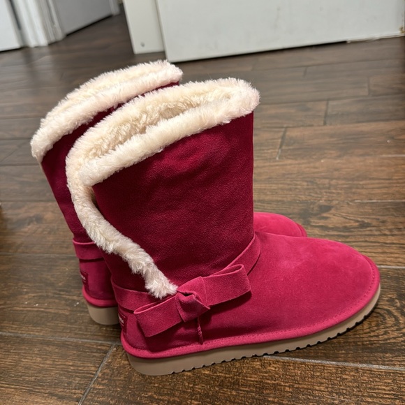 KOOLABURRA By UGG Short BYR PINK ARLEN SHORT Bow Faux Fur-lined Lightweight - Picture 2 of 4